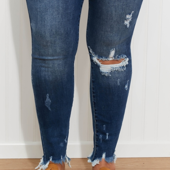 NEW! Judy Blue Winnie Full Size Mid-Rise Destroyed Skinny Jeans - Picture 8 of 9